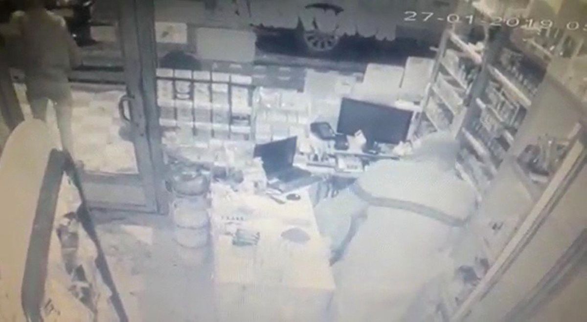 Alarm Çaldı, Büfeye Giren Hırsızlar Kaçtı