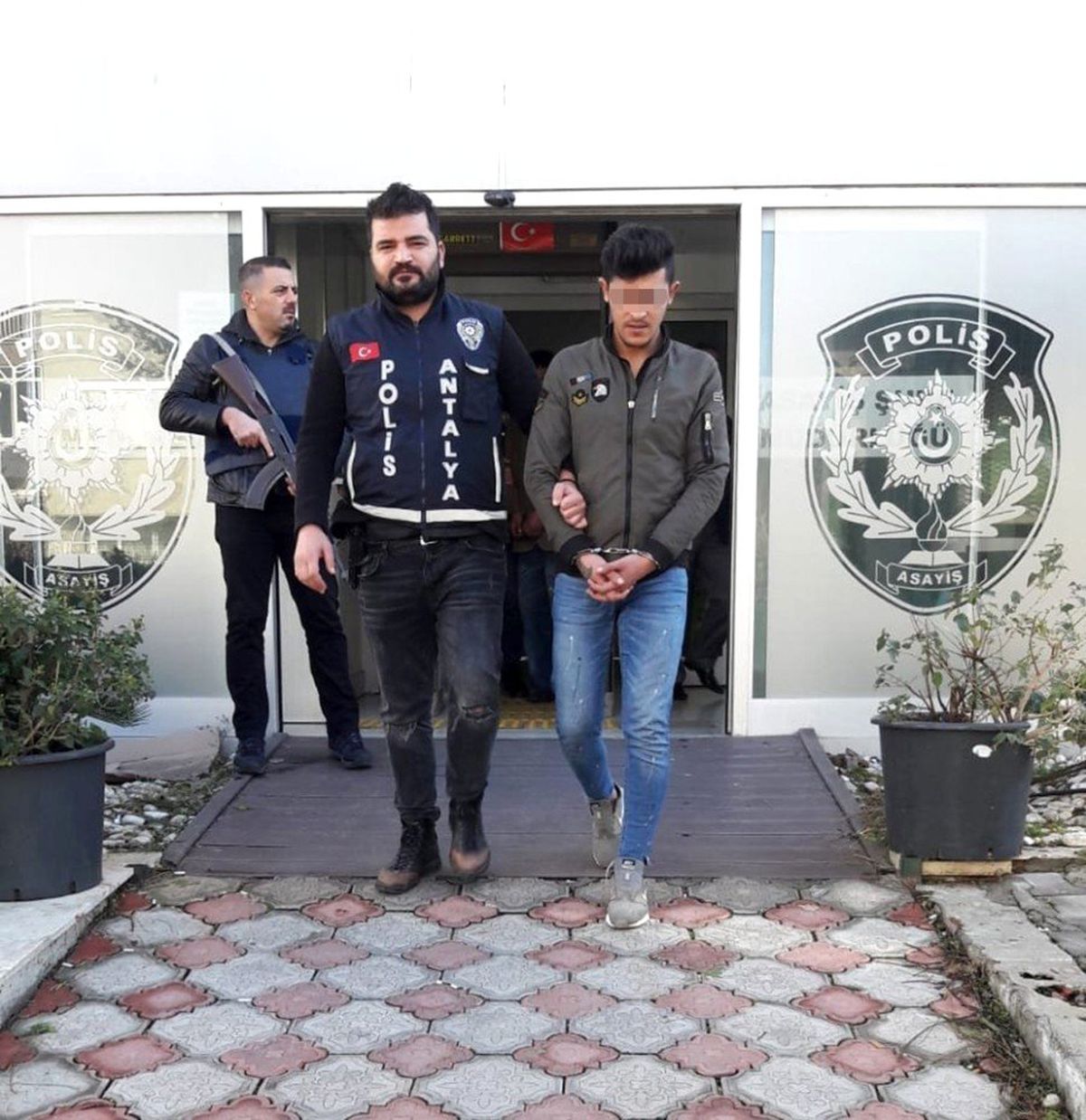 Antalya\'da Araçtan 30 Bin TL Çalan Kişi Yakalandı