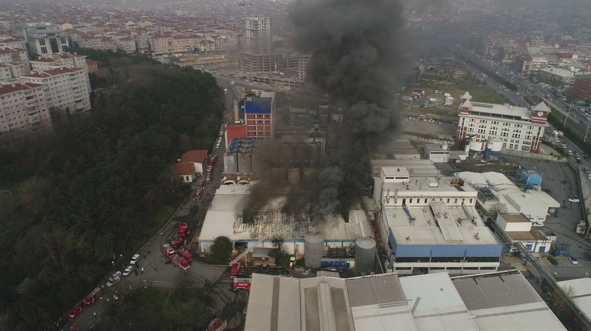 Bahçelievler\'de Alkollü İçecek Fabrikasında Yangın