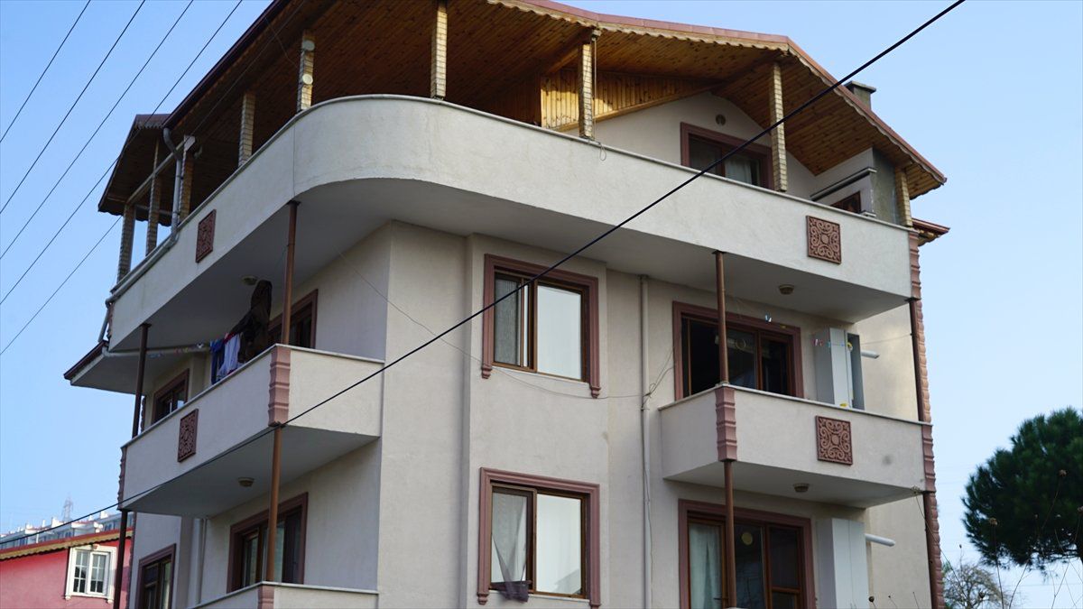 Balkondan Düşen Kadın Yaralandı