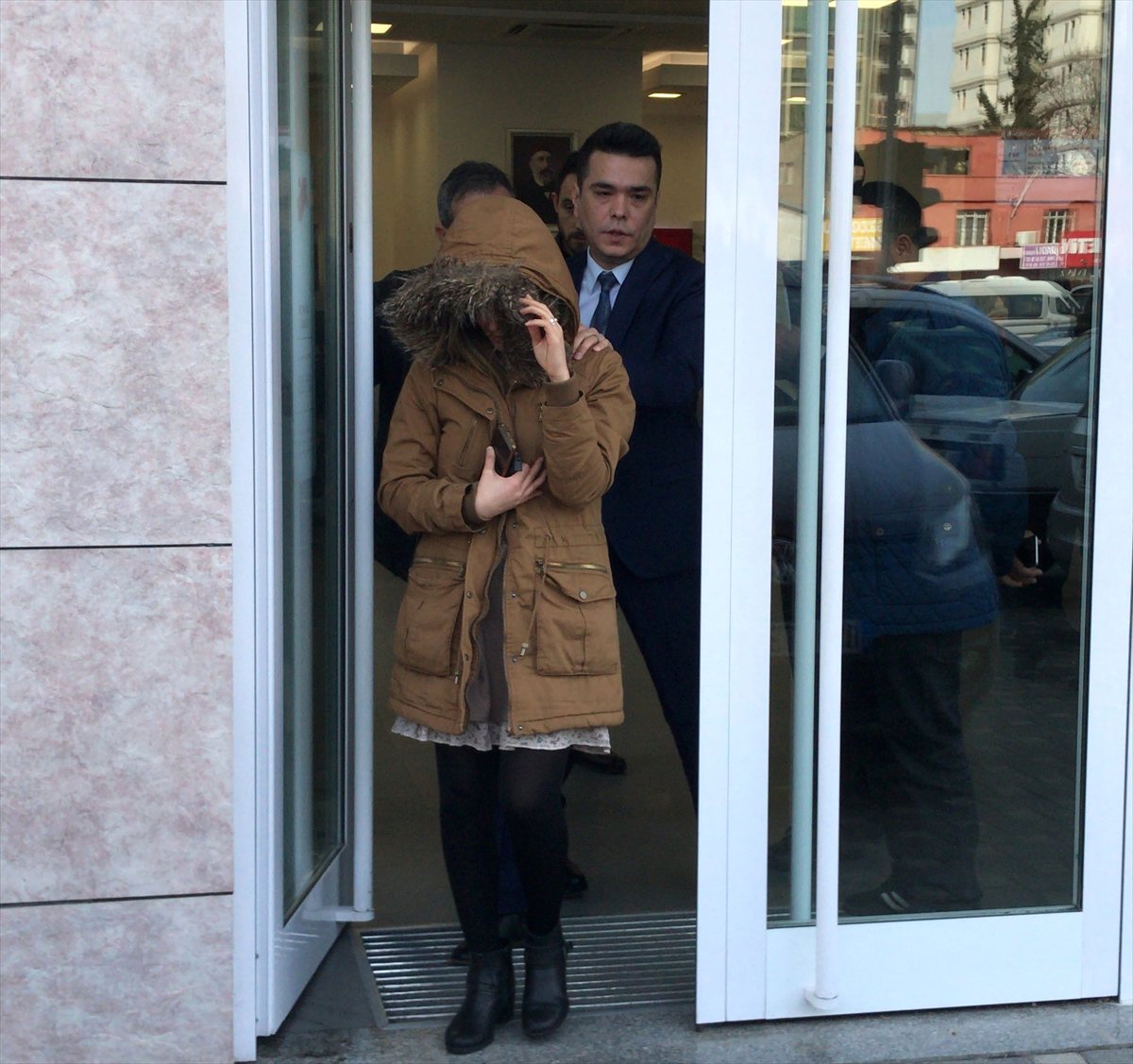 Bankadan Çıkan Kadının Boğazına Bıçak Dayayıp Gasbetmek İstedi