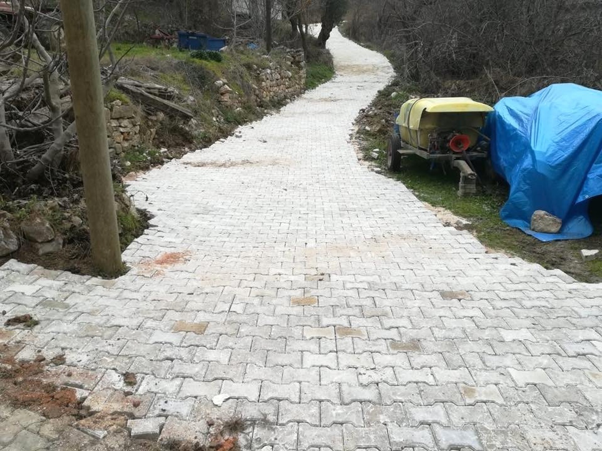 Bayırköy\'de Yol ve Taş Yenileme Çalışmaları Devam Ediyor