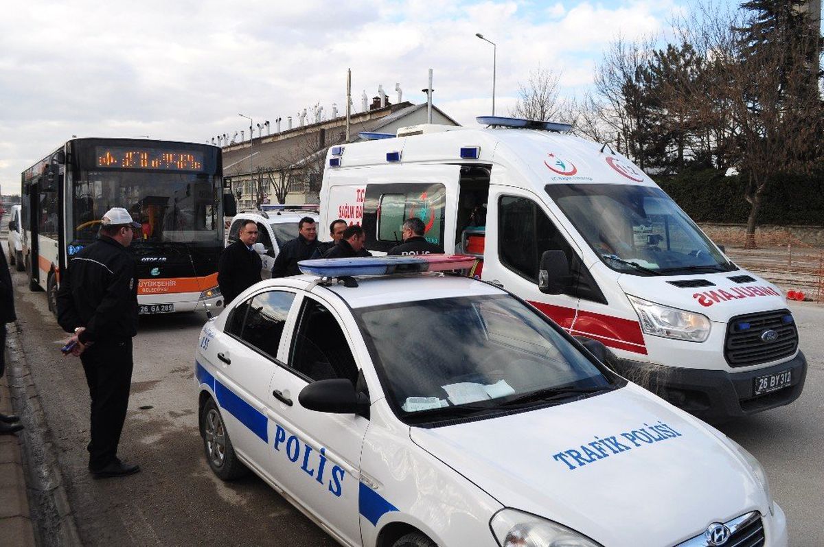 Belediye Otobüsü Minibüse Arkadan Çarptı: 2 Yaralı