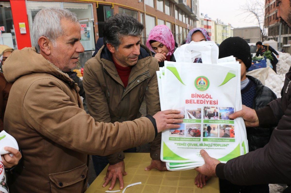 Bingöl\'de, Vatandaşlara Ücretsiz Bez Torba Dağıtıldı