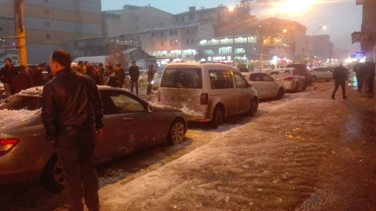 Çatıdan Düşen Kar, Araçlarda Hasar Oluşturdu