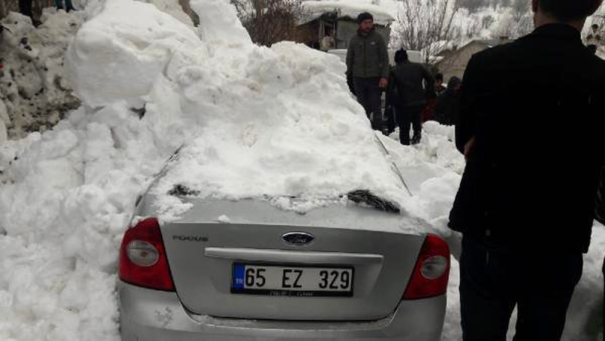 Çatıdan Düşen Kar, Otomobili Hurdaya Çevirdi