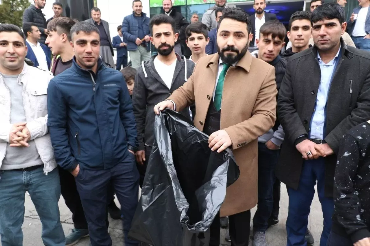 Çevreci Sloganıyla Adaylığını Açıklayan Sancar, Caddelerde Çöp Topladı