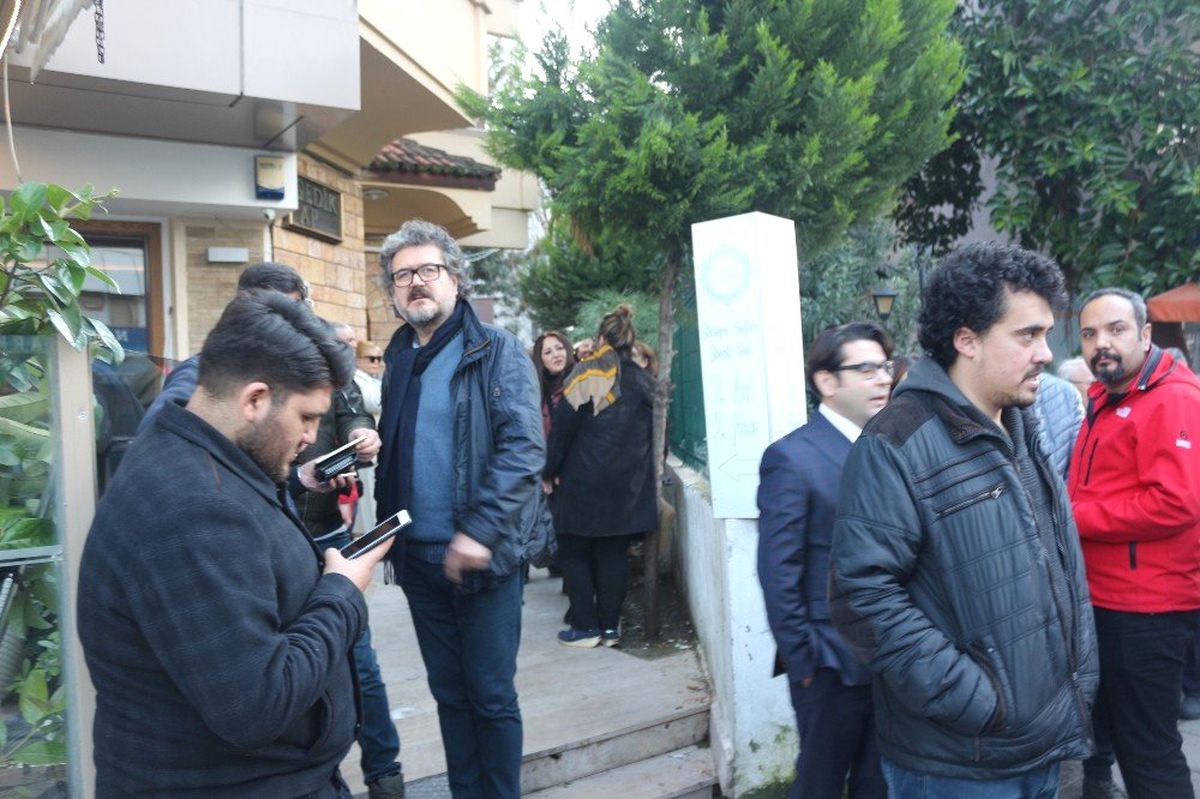 CHP Binasına Kilit Vuruldu, Partililer Sokakta Kaldı