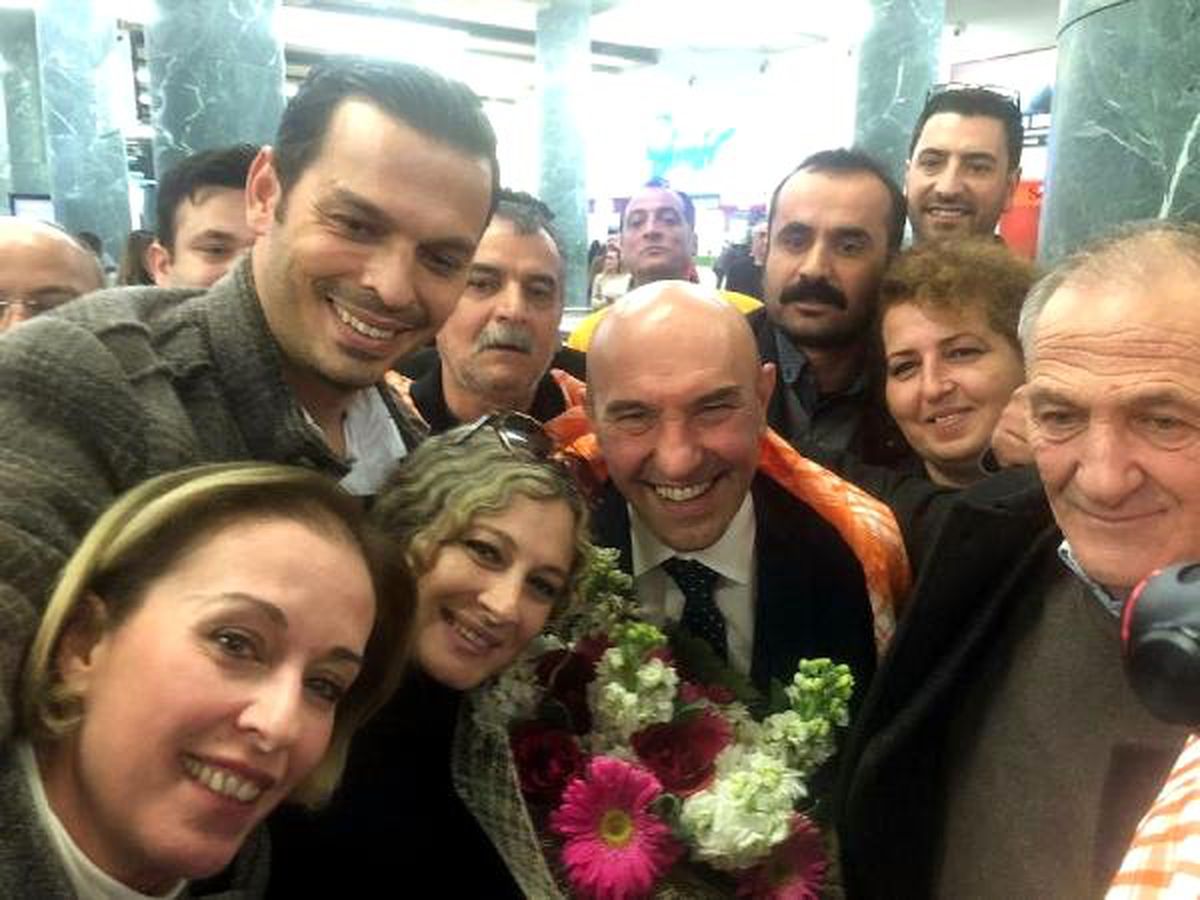 CHP\'nin İzmir Büyükşehir Adayı Tunç Soyer\'i Ekmek ile Karşıladılar