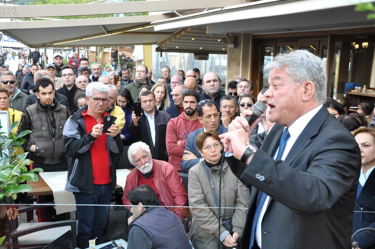 CHP Yönetimine Ateş Püskürerek İstifa Etti