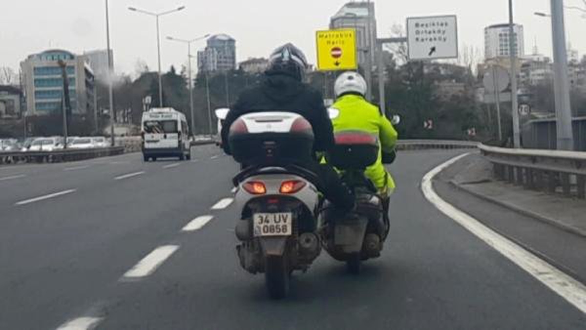 D-100\'de Tehlikeli Yolculuk... Bozulan Motosiklete "Bacak" Desteği.
