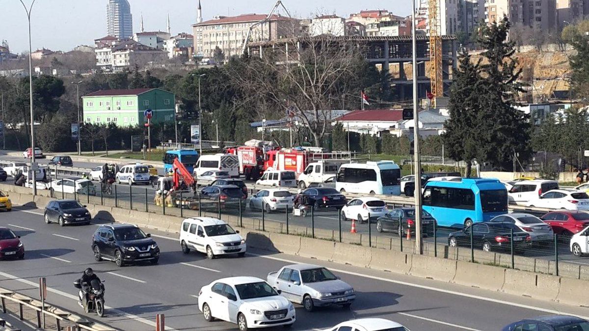 E-5\'te 3 Araç Birbirine Girdi, Trafik Kilitlendi