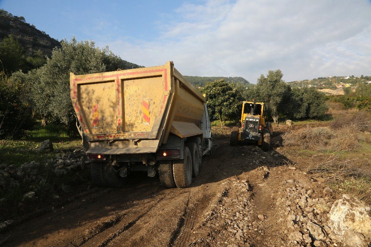 Erdemli\'de Yol Yapım Çalışmaları Sürüyor