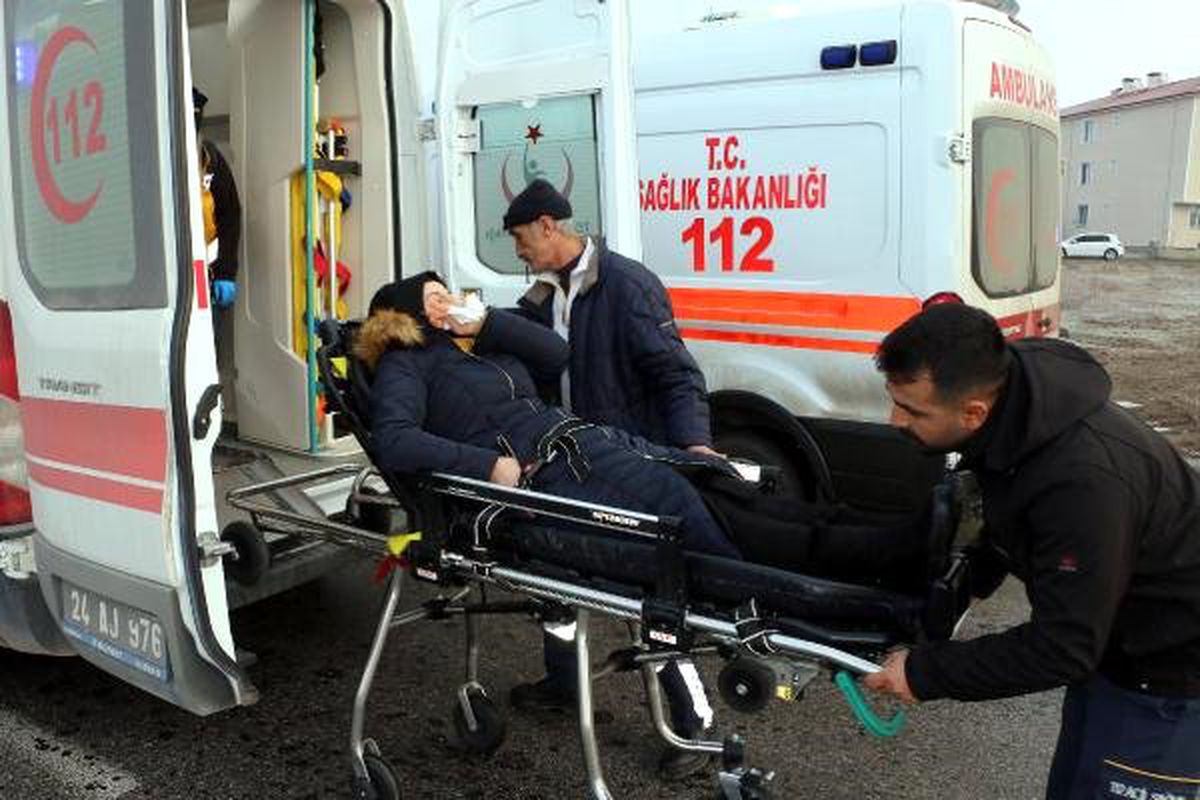 Erzincan\'da Servisler Çarpıştı: 3 Yaralı