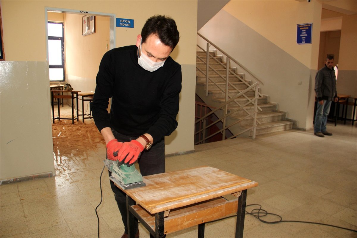 Eskiyen Sıra ve Masaları Öğretmenler Tamir Ediyor