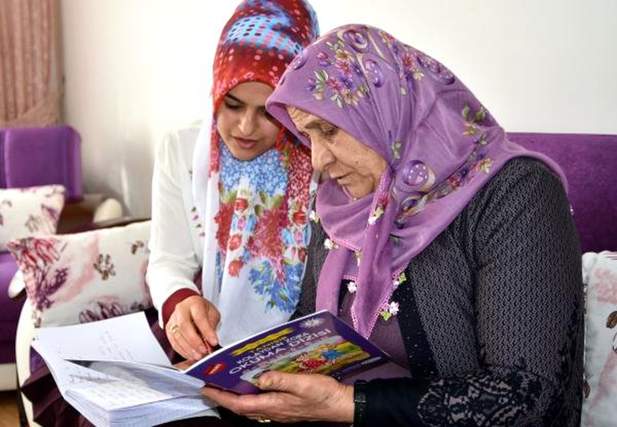 Gelin ile Kaynana Okuma- Yazma Kursunda
