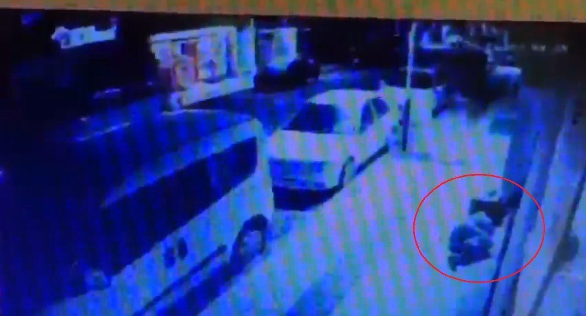 Genç Kızı Ölüme Götüren Düşme Anı Güvenlik Kamerasına Yansıdı