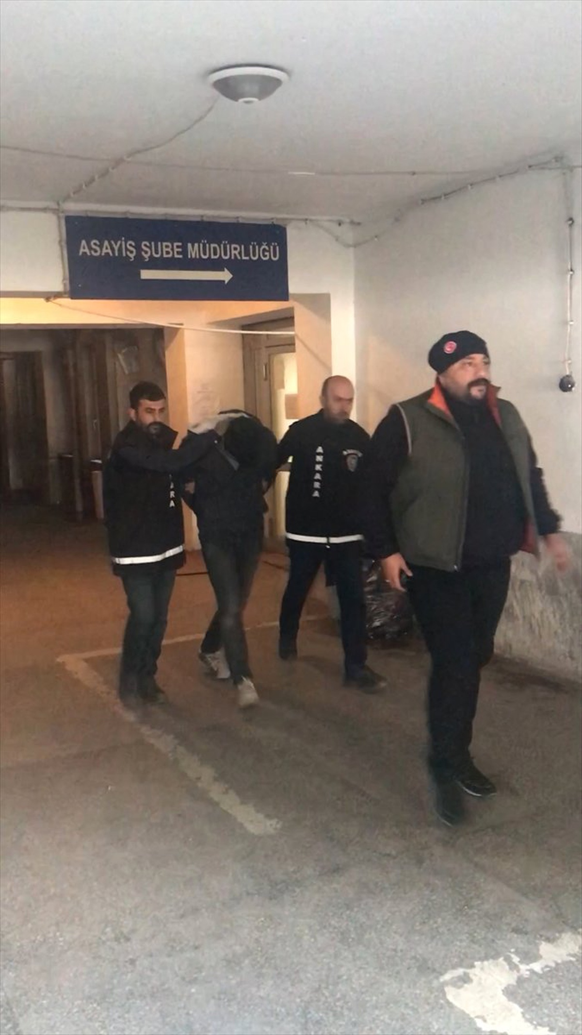 Genç Kızın Telefonunu Çakmakla Gasbetti