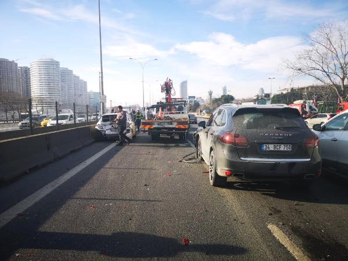 Göztepe\'de Zincirleme Trafik Kazası; Uzun Araç Kuyrukları Oluştu