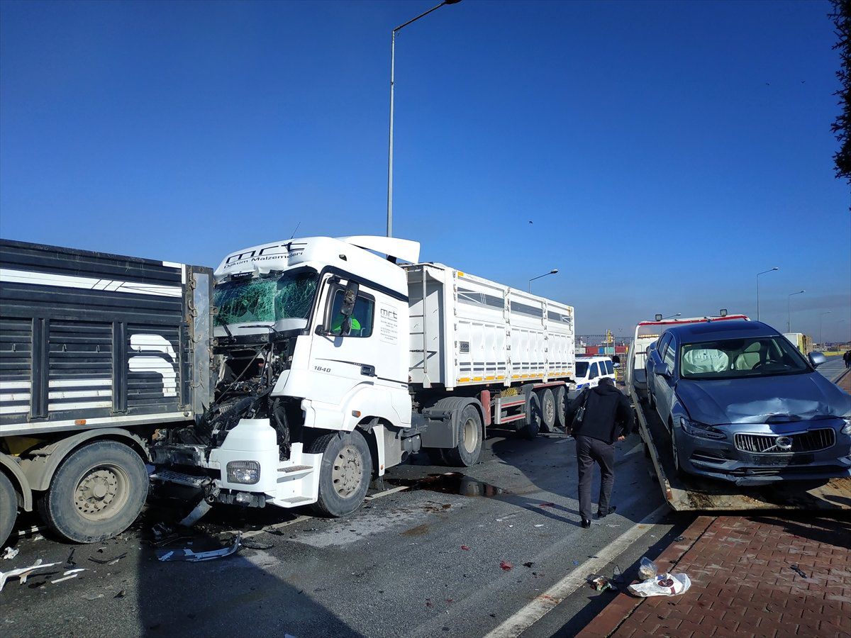 Güncelleme - Konya\'da Zincirleme Trafik Kazaları: 1 Ölü, 7 Yaralı