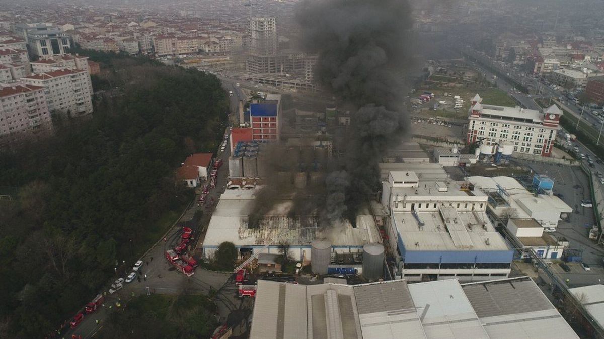 Güngören\'deki Fabrika Yangını Havadan Görüntülendi