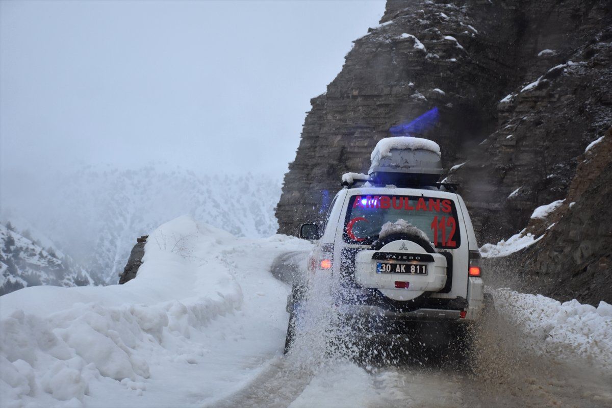 Hamile Kadını Paletli Ambulansla Hastaneye Yetiştirdiler