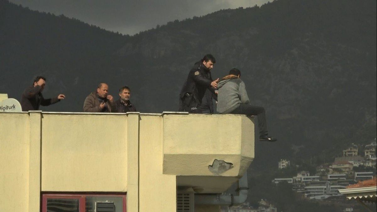 İşsiz Gencin İntihar Girişimini Polis Engelledi