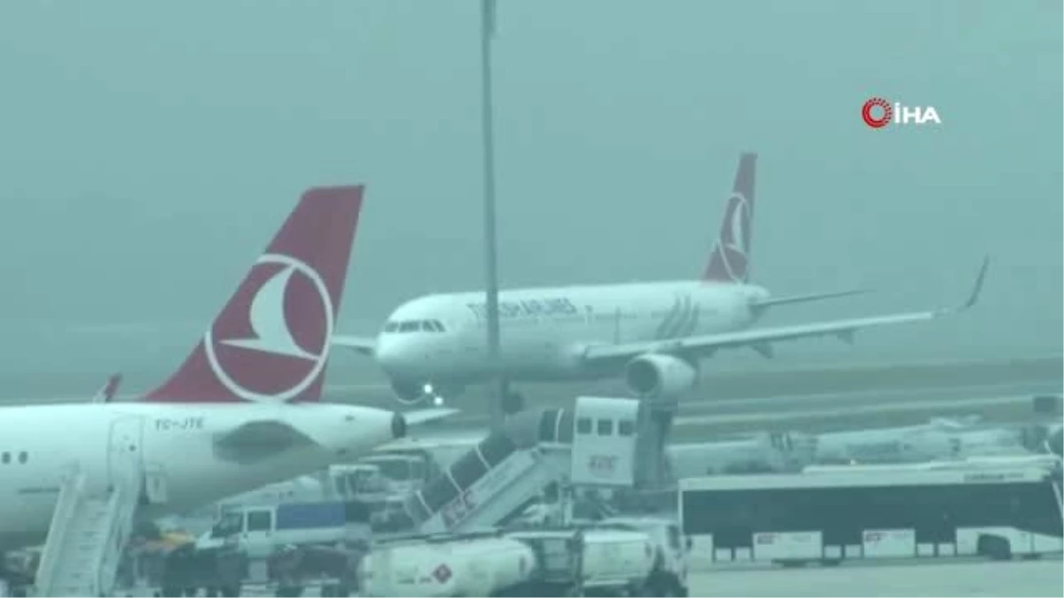 İstanbul\'da Sis Hava Trafiğini Olumsuz Etkiledi