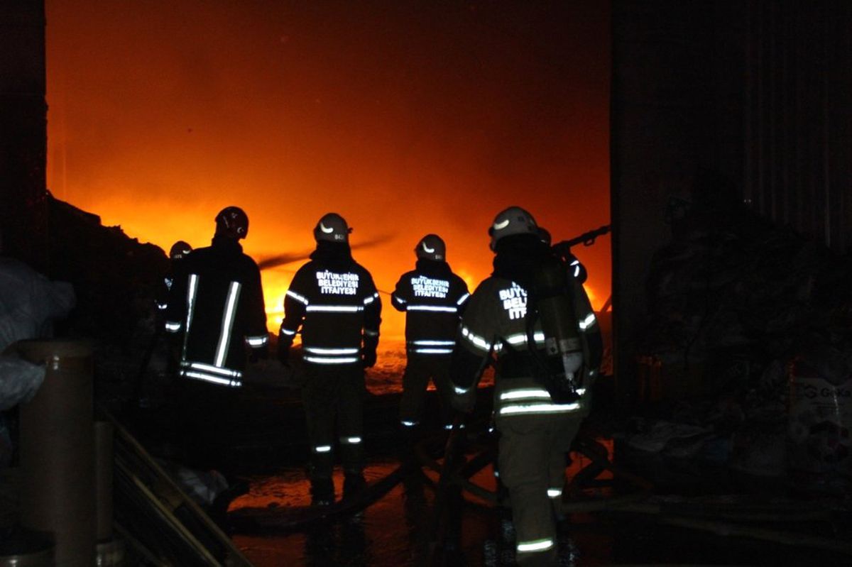 İzmir\'de Alevli Gece: Fabrikalar Yanıyor
