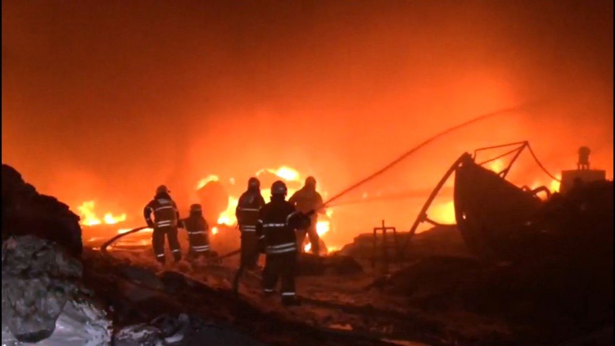 İzmir\'in Menemen İlçesinde Geri Dönüşüm Fabrikasında Çıkan Yangın Başka Bir Fabrikaya Sıçradı.