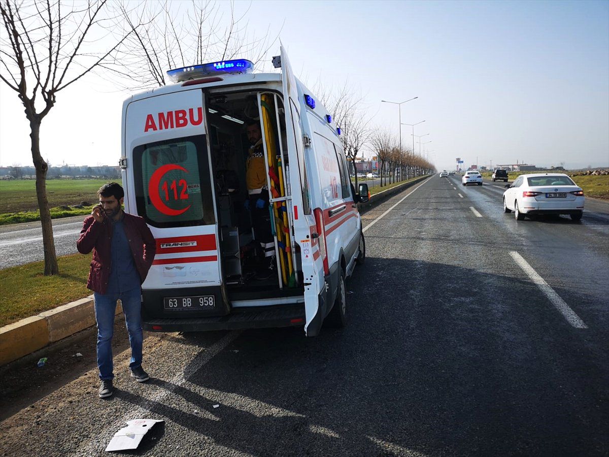 Kamyonet Refüje Çarptı: 2 Yaralı