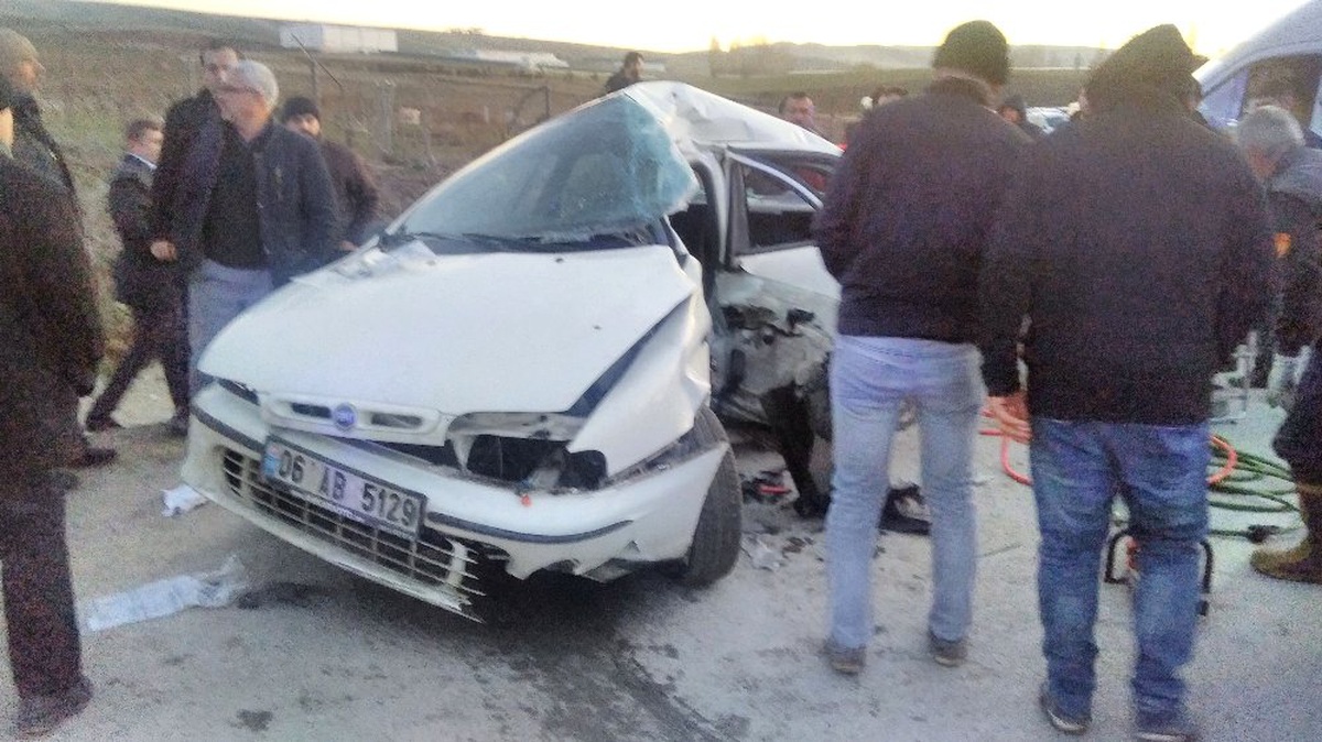 Kamyonla Otomobil Çarpıştı: 1 Ölü, 4 Yaralı
