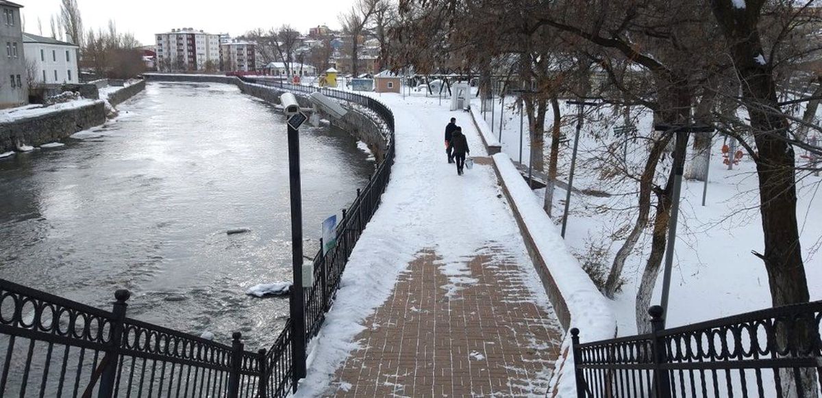 Kars\'ta Parklara Yem Bırakıldı