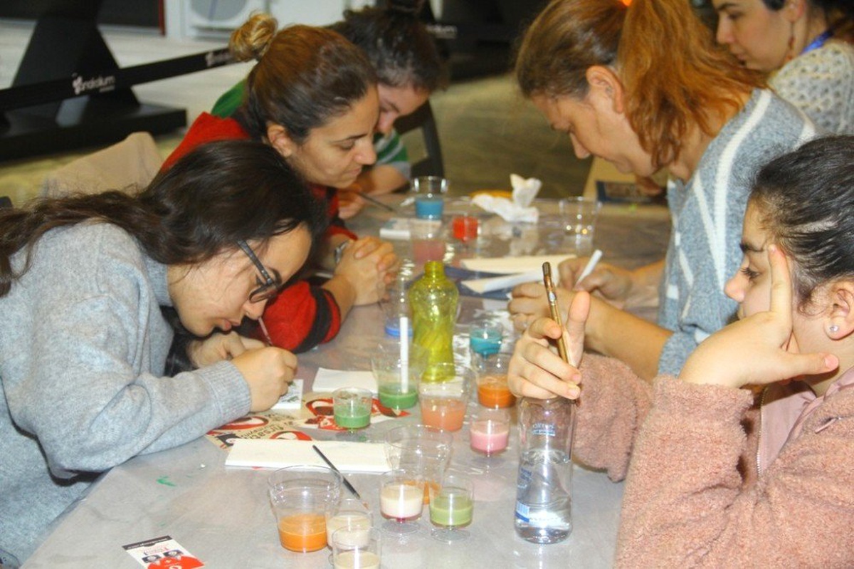 Kartal Belediyesi\'nden Kadınlara Ücretsiz Çini Atölyesi