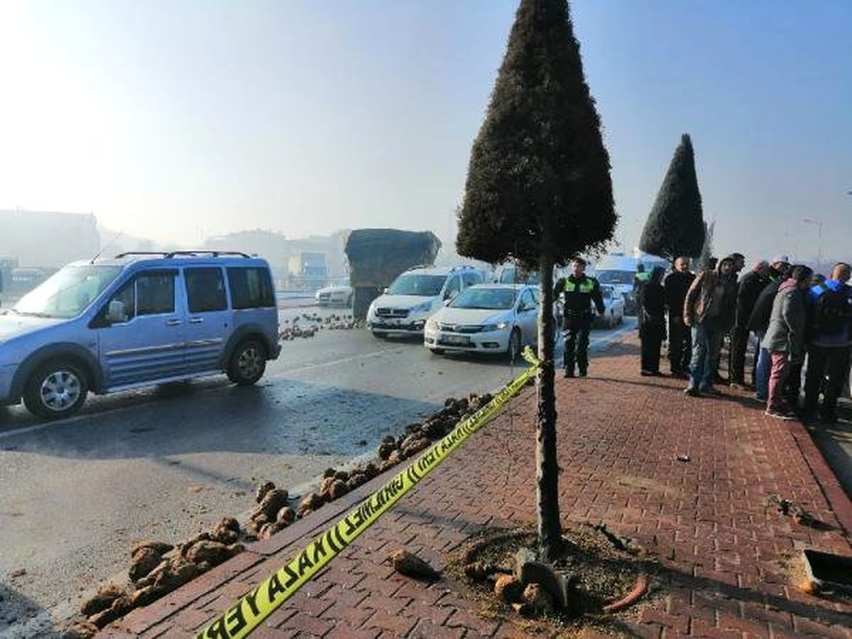 Konya\'da Sisli Yolda 10 Araç Birbirine Girdi: 1 Ölü