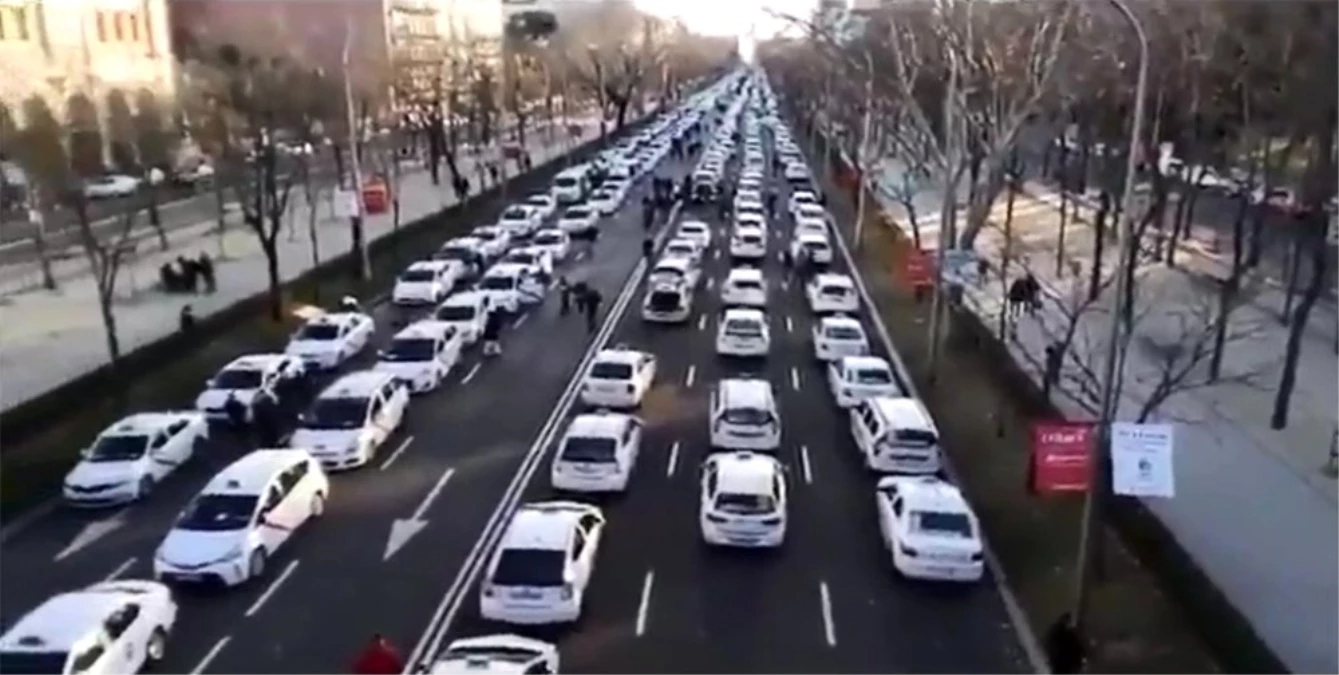 Madrid\'de Taksicilerden Uber Protestosu