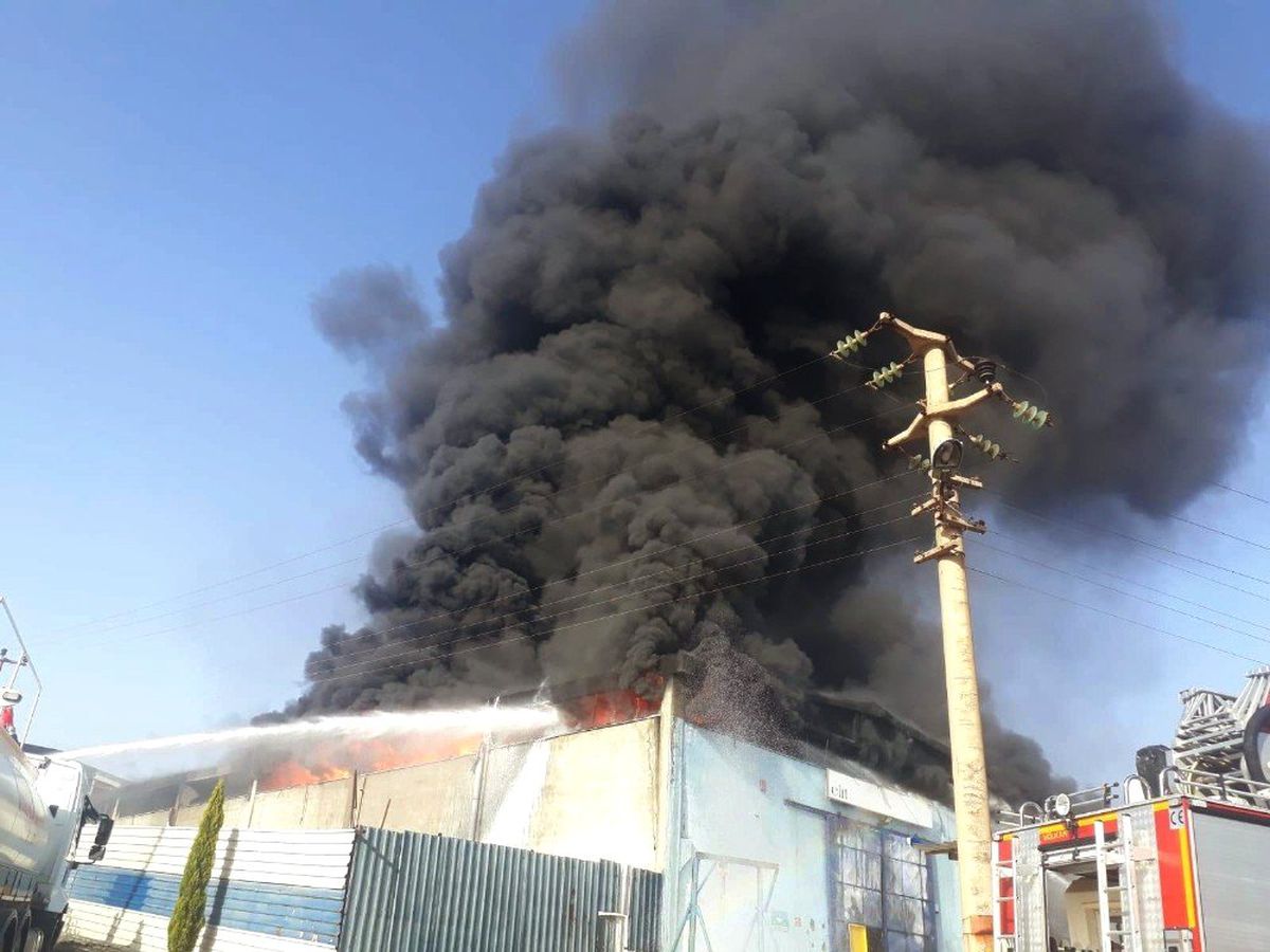 Mersin-Tarsus Osb\'de Çakmak Fabrikası Yanıyor