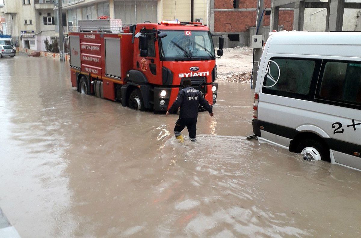 Midyat\'ta Evleri Su Bastı, Araçlar Suda Mahsur Kaldı