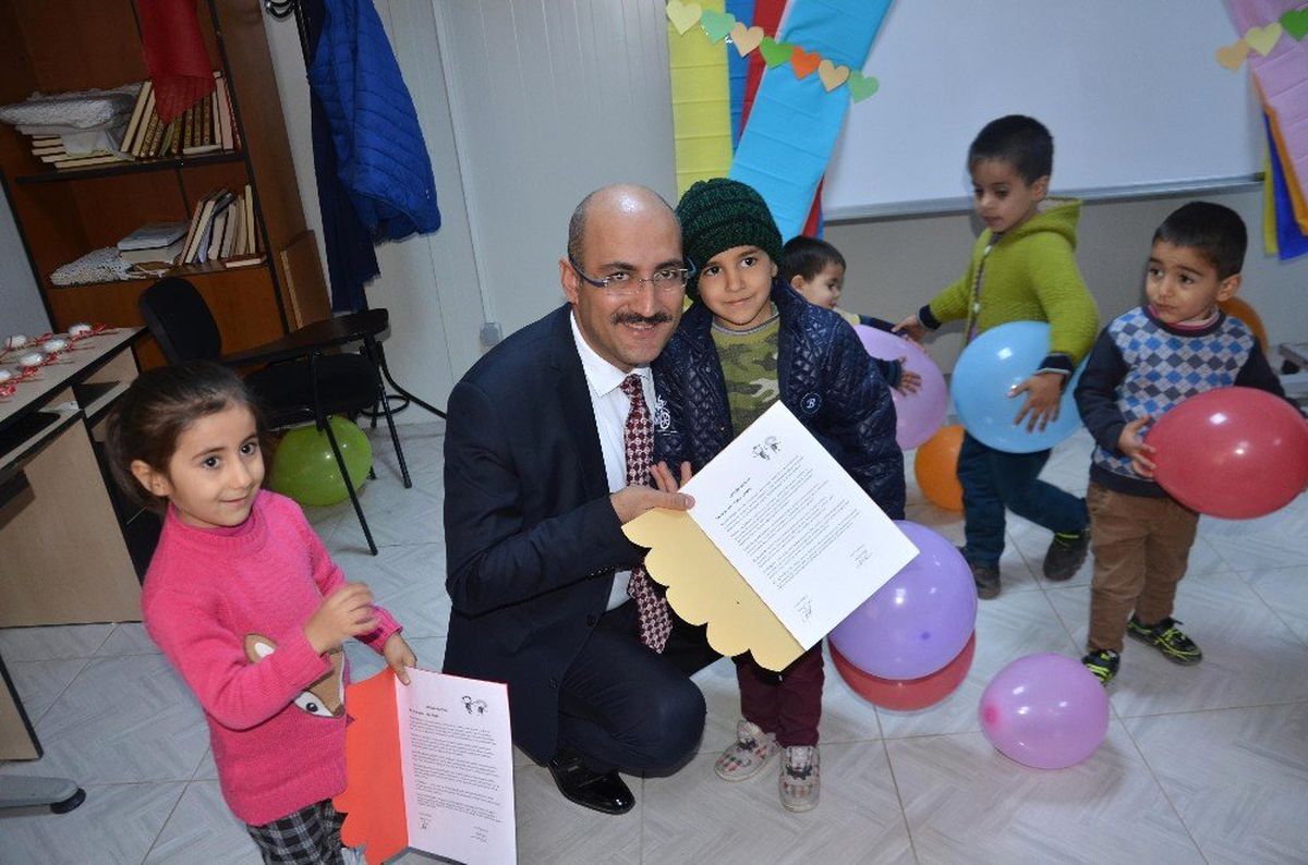 Minik Öğrencilerin Karne Heyecanı