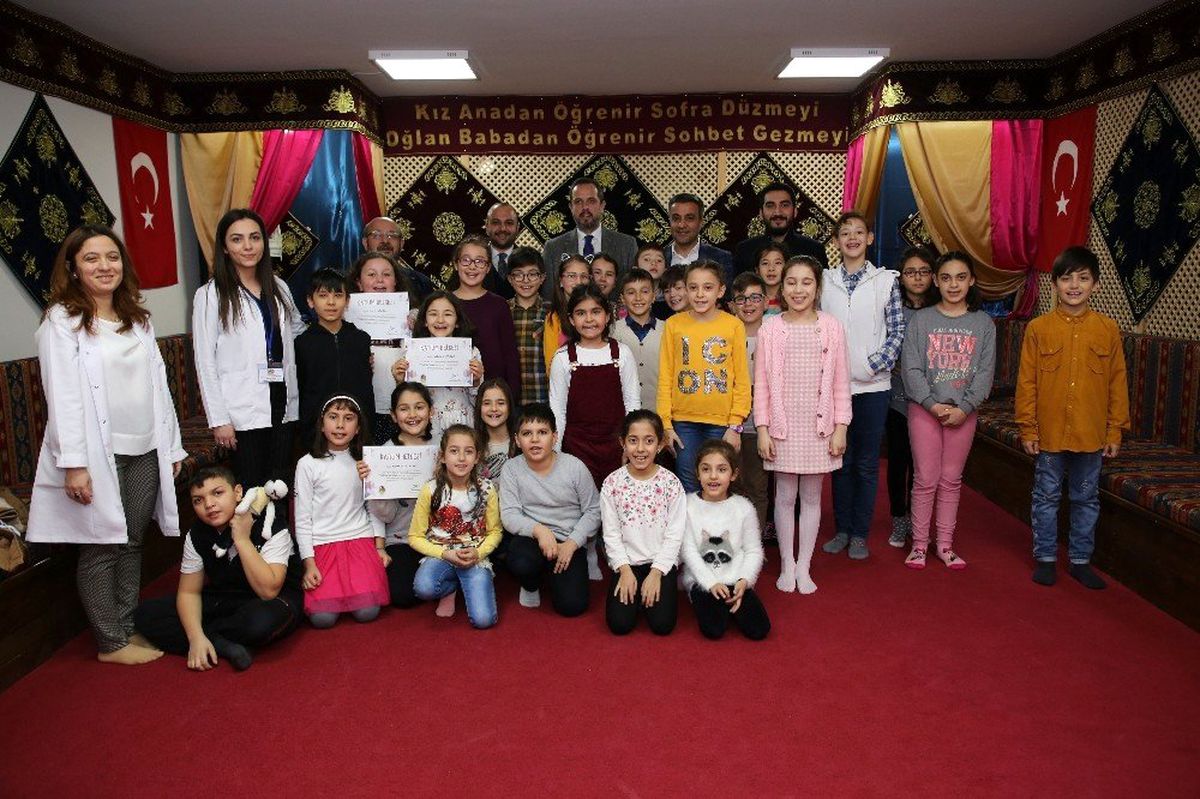 Öğrenciler Belgelerini Başkandan Aldı
