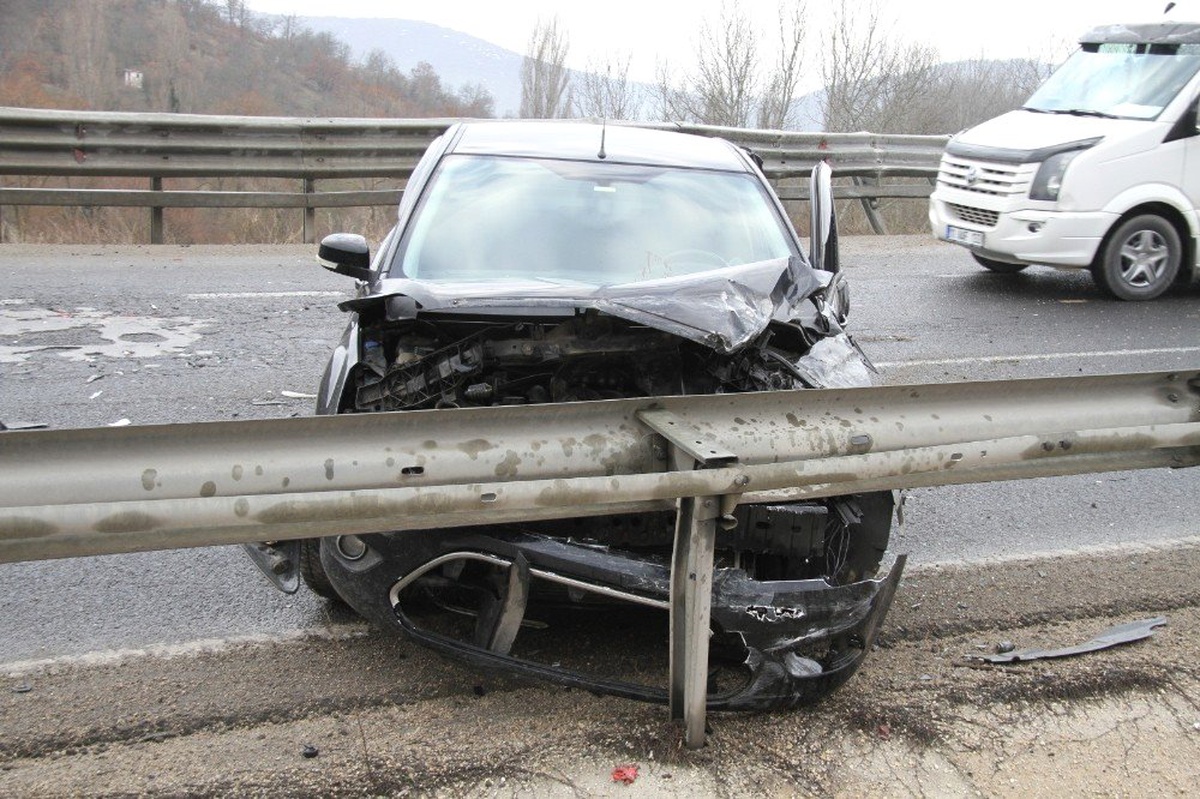 Otomobil Bariyerlere Çarptı; 1 Yaralı