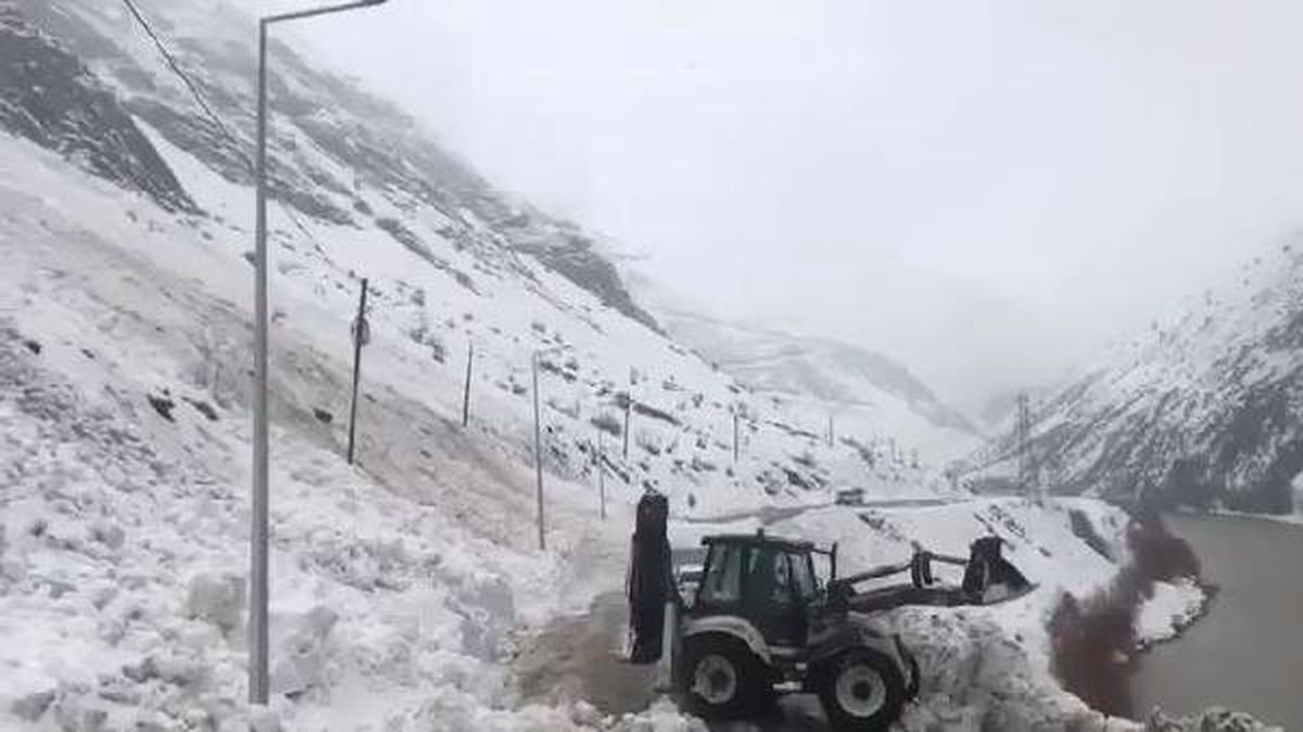 Otomobil, Çığ Altında Kalmaktan Son Anda Kurtuldu