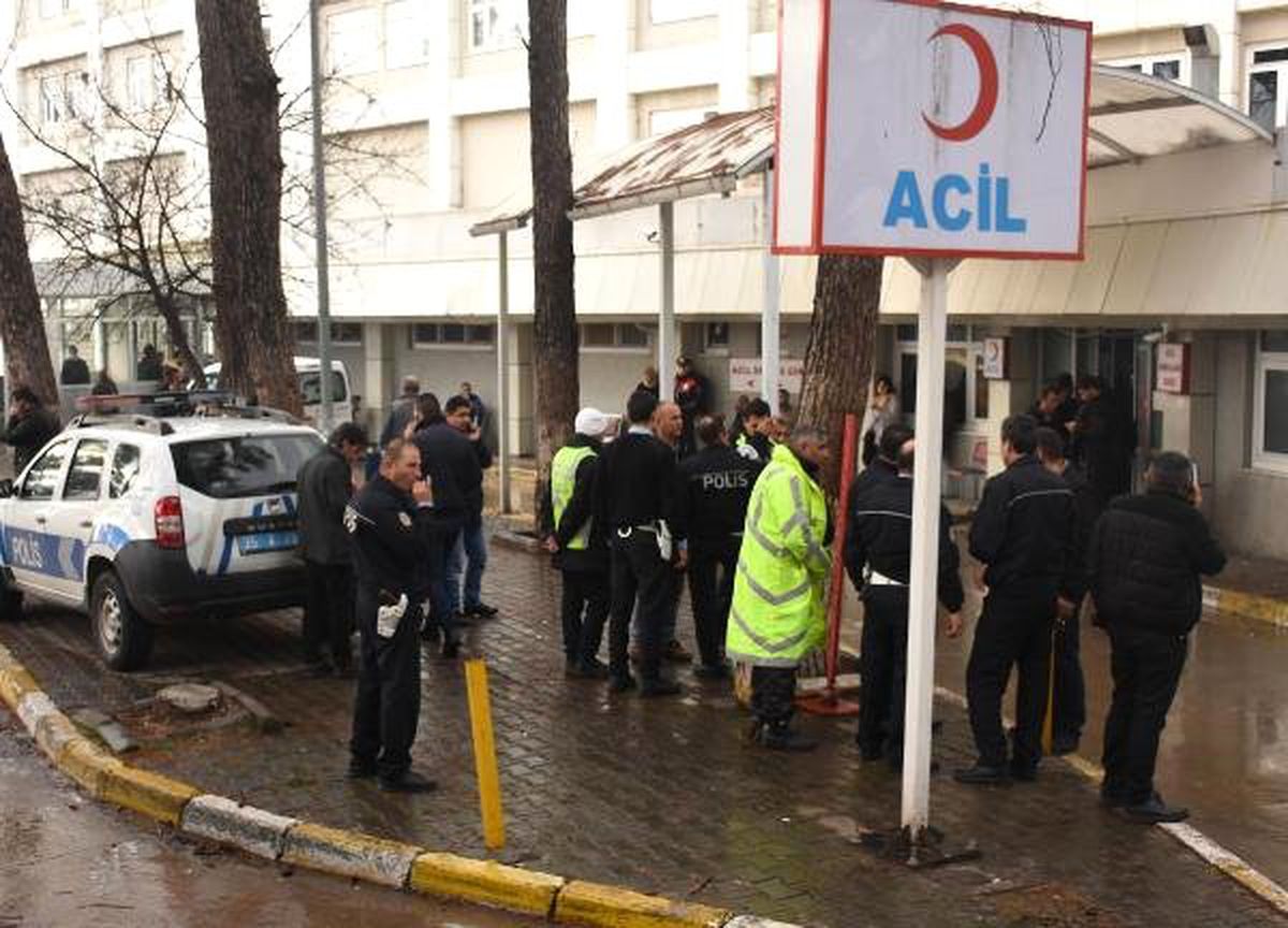 Polis Memuru Silahını Temizlerken Arkadaşını Vurdu