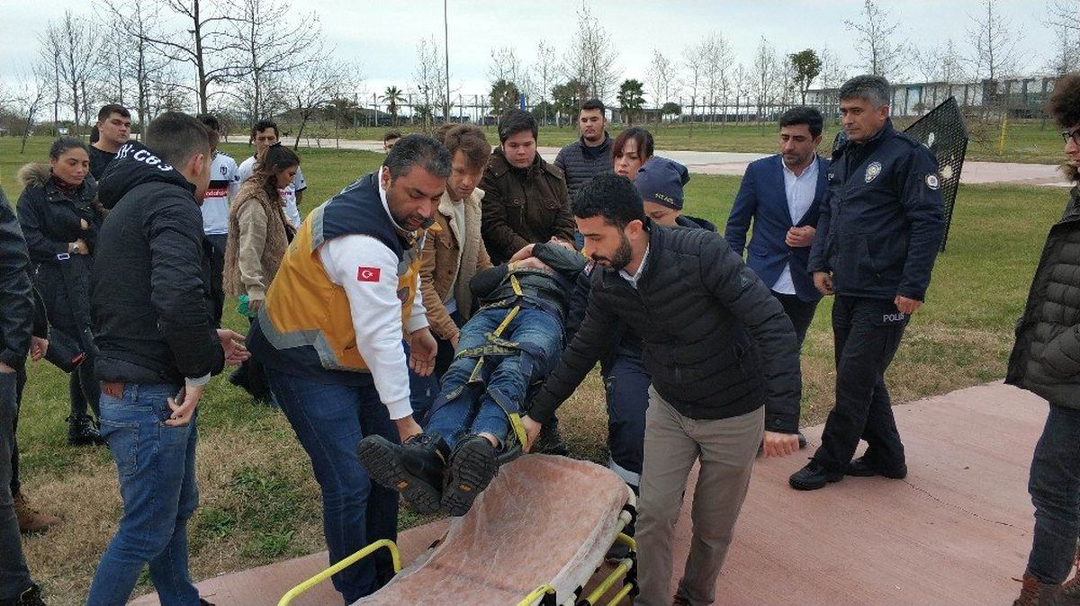 Samsun\'da Motosiklet Kaldırıma Çarpıp Devrildi: 2 Yaralı