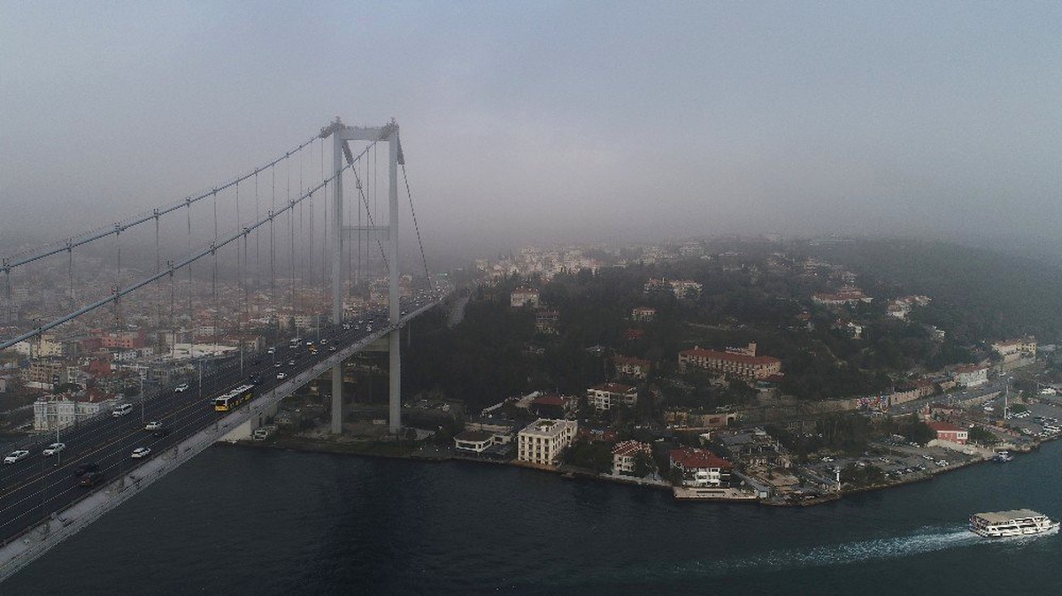 Sis Altında İstanbul Manzarası
