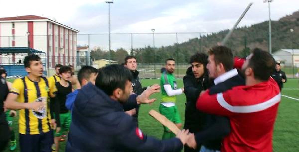 Tokat\'ta Amatör Maçta Kavga; Elinde Sopayla Futbolculara Saldırmaya Kalktı