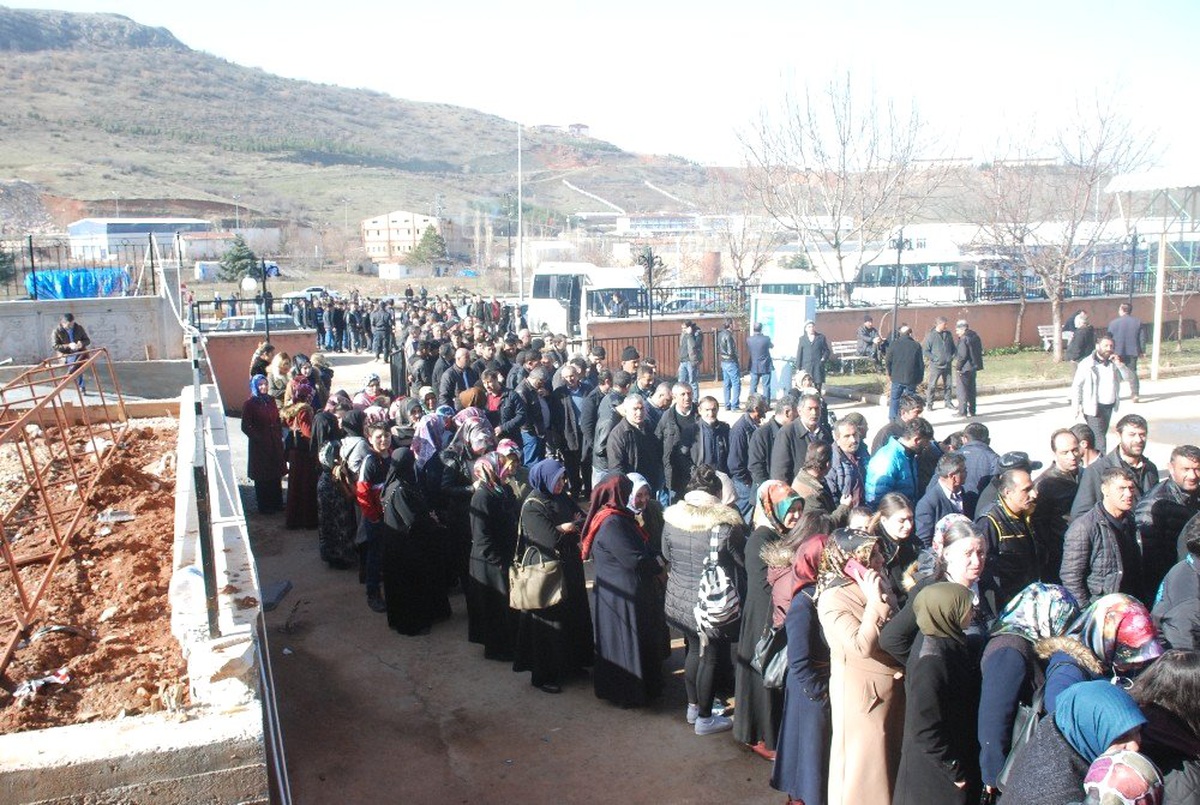 Tokat\'ta Geçici İş Sahibi Olmak İsteyenler Uzun Kuyruklar Oluşturdu