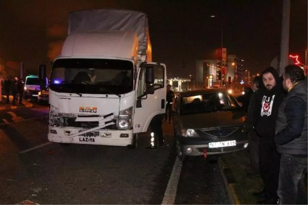 Torunu Yaralanan Dede, Kırmızı Işıkta Geçen Kamyonete İsyan Etti