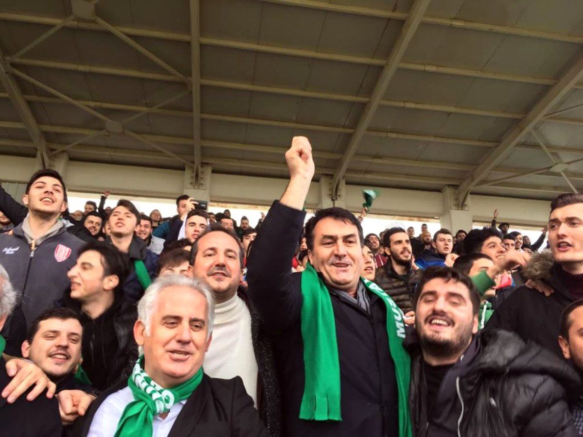 Tribünde Bir Başkan ve Bir Milletvekili...