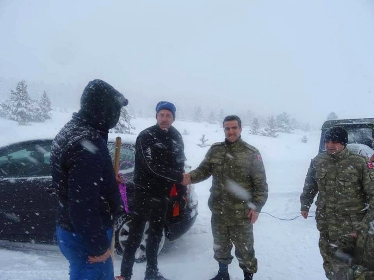 Türk Askerleri Bosna Hersek\'te Donmak Üzere Olan Bir Aileyi Kurtardı